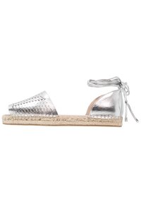 Hopeiset metallivärit espadrille-korkokengät, joissa on rei'itetty päällinen, letitetty juuttipohja ja nilkkasiteet. Avoin varvas ja sivuleikkausdesign.