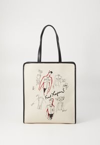 Canvas tote väska med svarta läderhandtag, prydd med skisser i svart och rött på en krämfärgad bakgrund, som lyfter fram modedesign och signaturer.