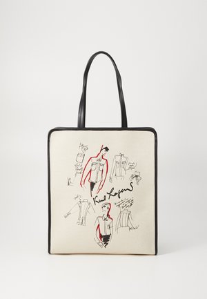 Plátěná taška s černými koženými uchy, zdobená skicami v černé a červené na krémovém pozadí, které zvýrazňují módní návrhy a podpisy.
