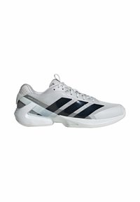 Chaussure de sport blanche avec des bandes noires Adidas, empeigne en mesh, fermeture à lacets et contrefort de talon de soutien visible sur fond blanc.