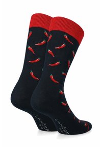 Granatowe skarpetki z czerwonym ściągaczem, zdobione wzorem małych czerwonych papryczek chili z zielonymi akcentami na całej powierzchni.