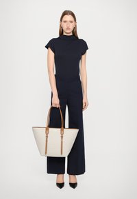 MICHAEL Michael Kors MOORELG - Bevásárlótáska - vanilla/acrn