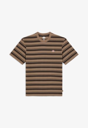 Camiseta de algodón a rayas marrones con mangas cortas y escote de pico. Presenta rayas alternas en color crema y negro. Pequeño logo en el pecho.