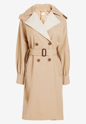 Beige trenchcoat met een brede kraag, dubbele knoopsluiting aan de voorkant en een riem. Heeft een zachte textuur en twee zijzakken met gerimpelde mouwen.