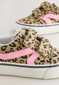Leopardenmuster-Leinenschuhe mit rosa Lederakzenten, doppelten Klettverschlüssen und einer weißen Gummisohle mit schwarzem Rand.