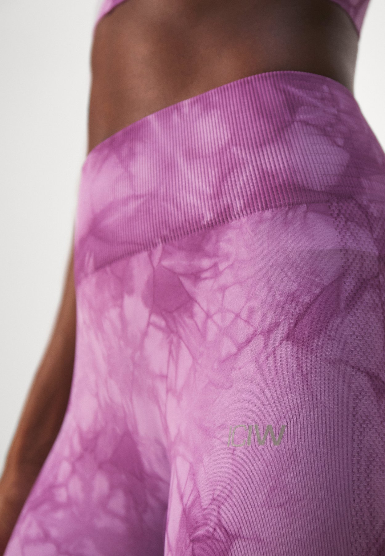 DEFINE SEAMLESS TIE DYE