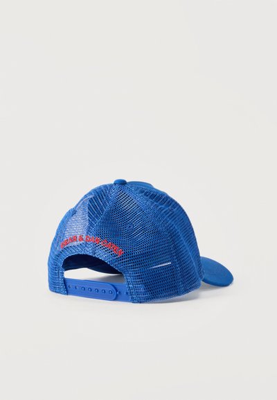 Μπλε καπέλο snapback με δίχτυ, ρυθμιζόμενο λουράκι και κόκκινο κεντητό κείμενο "DEAN & DAN CATEN" στο πίσω πάνελ.