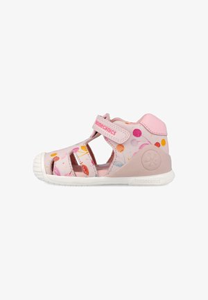 Roze sandaal voor peuters met een multicolor bloemmotief, gesloten neus, klittenbandsluiting met het label "Biomecanics" en een witte rubberen zool.