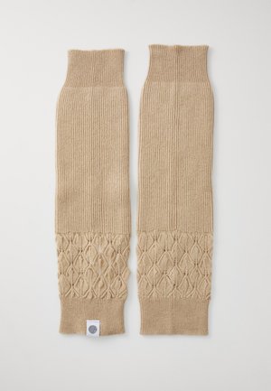 Knit beige arm warmers featuring a ribbed upper section and a textured, diamond-patterned lower section. Square label with a fingerprint design.