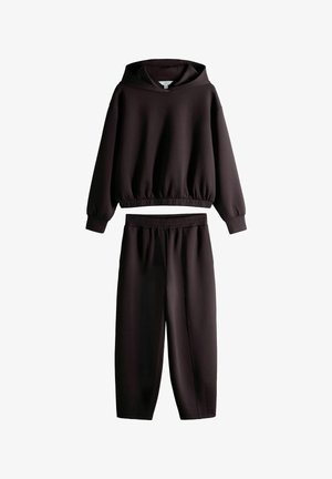 Tumepruun kahes osas komplekt, millel on kapuutsiga pusa, millel on elastsed mansetid ja alumine serv, mida täiendab sobivate elastse vöökohaga püksid.