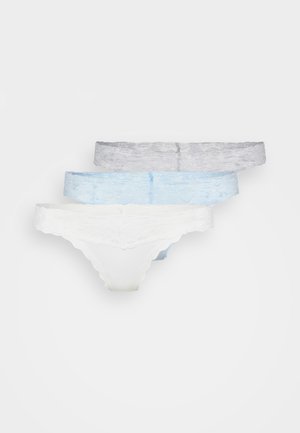 Set van drie met kant afgewerkte stringtangas in wit, lichtblauw en lichtgrijs. Zacht stof met golvende randen en bloemmotief accenten.