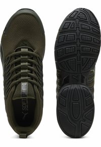 Zapatillas deportivas verdes con una parte superior de malla transpirable, acentos texturizados en negro y una suela de goma con un patrón de agarre. Incluyen cordones y un lazo en el talón.