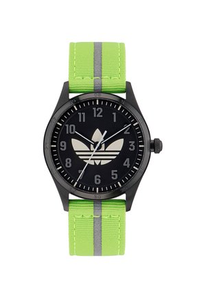 Montre noire avec un boîtier rond, bracelet en tissu vert avec des rayures grises, et un cadran noir avec des chiffres et un logo blancs.