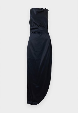 Μαύρο σατέν βραδινό φόρεμα χωρίς μανίκια με ψηλή λαιμόκοψη και ασύμμετρη λεπτομέρεια στη μέση με πιέτες.