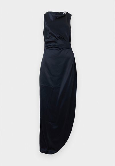 Μαύρο σατέν βραδινό φόρεμα χωρίς μανίκια με ψηλή λαιμόκοψη και ασύμμετρη λεπτομέρεια στη μέση με πιέτες.