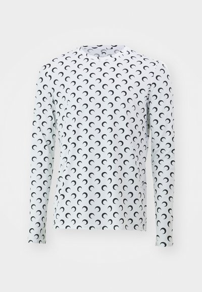 Langermet skjorte i hvitt stoff med et gjentakende mønster av svarte halvmåner. Rund hals og tettsittende design med en glatt tekstur.