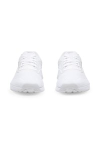 Biele atletické topánky z sieťoviny, so šnurovaním, polstrovaným jazykom a textúrovanou podrážkou. Minimalistický štýl bez viditeľných log.