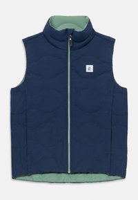 Gilet matelassé bleu marine avec col montant, doublure intérieure verte, fermeture éclair à l'avant et écusson logo. Présente une texture matelassée et un design sans manches.