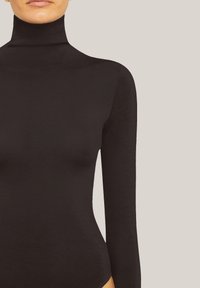 Svart polotröja bodysuit gjord av mjukt, stretchigt material. Den har långa ärmar och en åtsittande design som framhäver en slank silhuett.