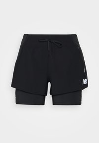 Svarta sportshorts med elastisk midja och dragsko, med ett lagerdesign och logotypdetalj i vitt på sidan.