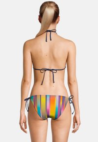 Bikini rayé coloré avec liens ; design à encolure halter, rayures verticales multicolores dans des nuances d'orange, de bleu, de violet et de vert.