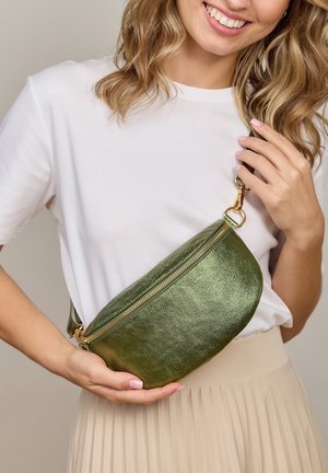 Gusti Leder, BRINJA - Bum bag - glänzendes grün