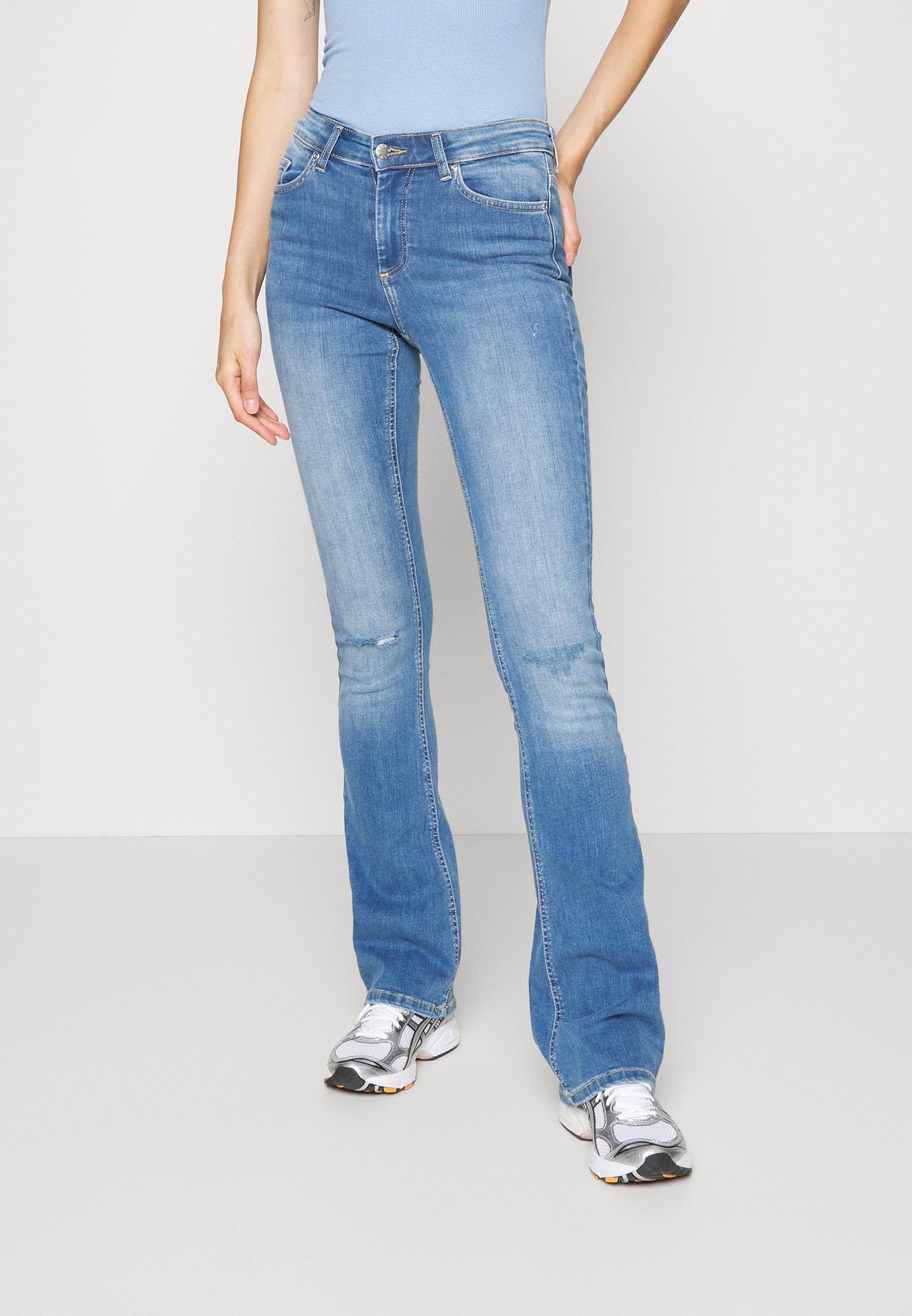ONLY Tall ONLBLUSH MID - Flared Jeans - medium blue/blauw denim/bluedenim -  Zalando.nl