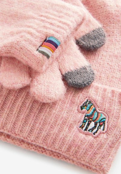 Růžové pletené rukavice s žebrovanou strukturou, s šedými prsty a pruhovanou etiketou; obsahují vyšitý barevný detail zebra.