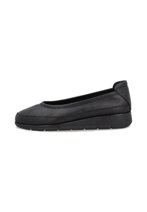 Scarpa bassa nera con tomaia traforata, punta arrotondata e suola spessa, progettata per il comfort e l'uso quotidiano.