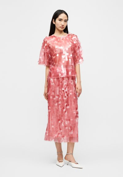 Ροζ σετ ρούχων με παγιέτες, που περιλαμβάνει τοπ με κοντά μανίκια και μακριά φούστα, με διάφανο στρώμα και υφή με σχέδιο.