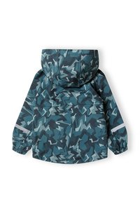 Hooded jaka ar tumši zilu un tirkīza abstraktu rakstu, ar elastīgām aprocēm un atstarojošām svītrām. Izgatavota no ūdensizturīga materiāla.