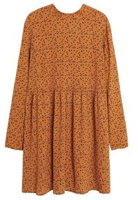 Langärmliges Kleid aus terrakottafarbenem Stoff mit schwarzem Sprenkelmuster; hat eine geraffte Taille und einen hohen Halsauschnitt.