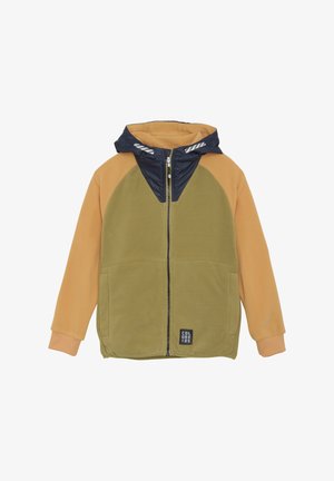 Giacca in pile con zip frontale, caratterizzata da un corpo khaki, maniche raglan arancioni e un cappuccio blu con un accento a righe. Due tasche frontali.