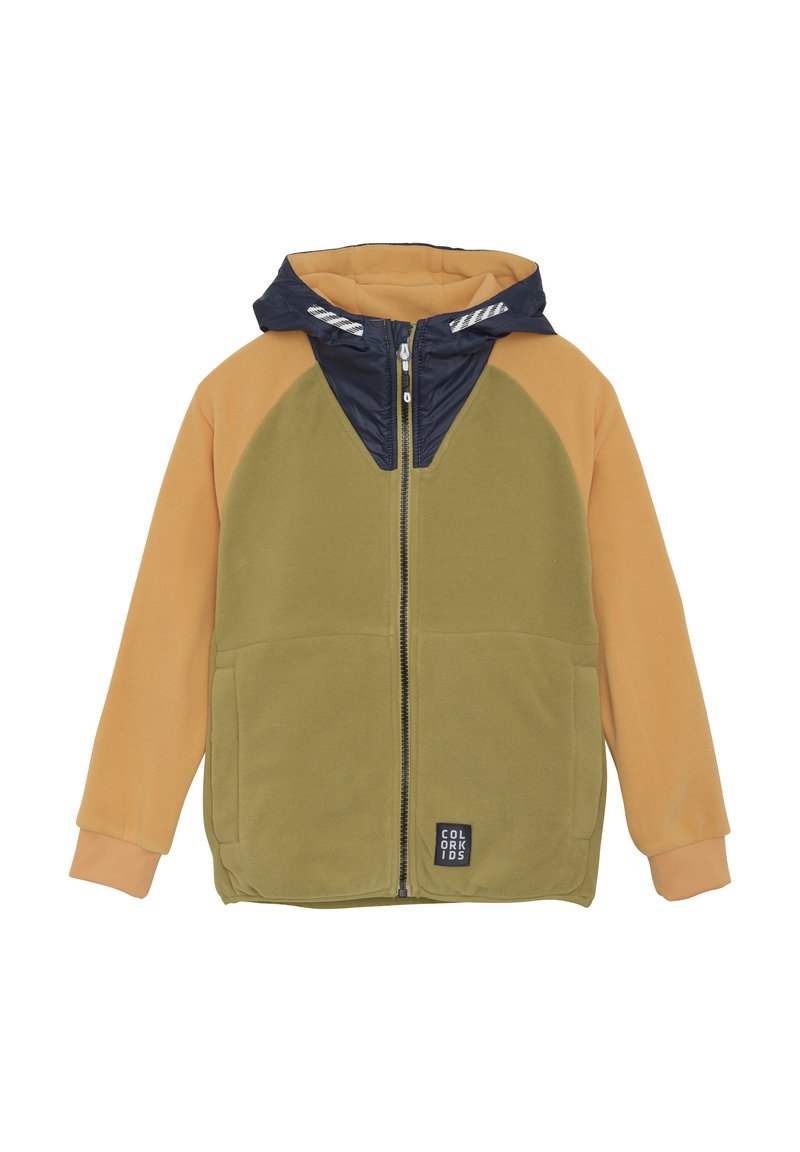 Fleece jakna z zadrgo spredaj, ki ima khaki telo, oranžne raglan rokave in modro kapuco s prugastim poudarkom. Dva sprednja žepa.