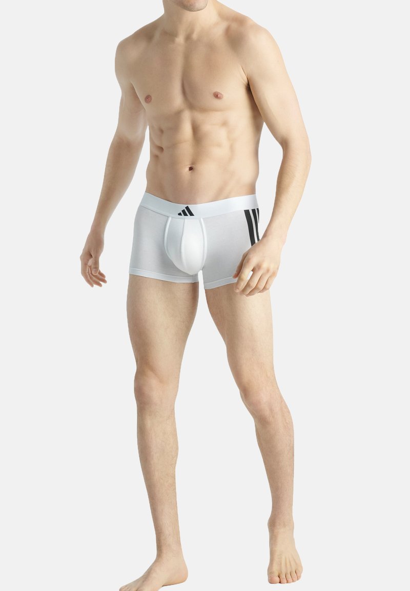 Weiße Boxer-Briefs mit schwarzen Streifen, aus dehnbarem Stoff gefertigt. Sie bieten eine angenehme Passform und ein konturiertes Pouch-Design.