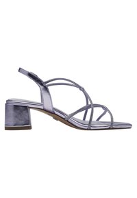 Sandali con tacco metallici viola, caratterizzati da sottili fasce incrociate, un tacco a blocco e una finitura liscia. Sole piatto con dettagli minimi.
