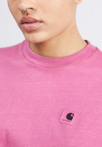 Carhartt WIP NELSON - Jednoduché tričko - magenta