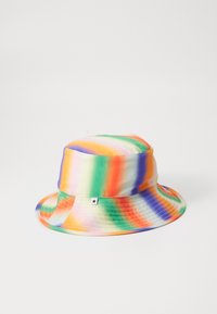 Színes vödörkalap sima anyagból, amelynek színes mintázata zöld, narancs, lila és sárga árnyalatokban pompázik; kis csillaglogóval díszített.