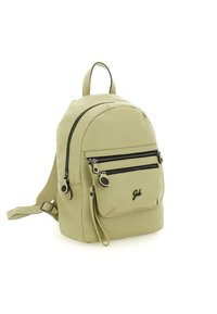 Zaino in pelle verde chiaro con forma arrotondata, due tasche frontali con cerniera, spallacci regolabili e un piccolo logo sulla parte anteriore.