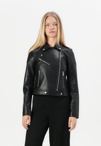 Svart skinnmotorjakke med en cropped design, sølvfargede glidelåser, trykknapper og en klassisk spiss krage. Glatt, blank overflate.