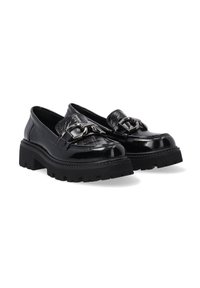 Czarne lakierowane loafersy z wzorzystym paskiem, metalowymi detalami, grubą gumową podeszwą i zaokrąglonym czubkiem.