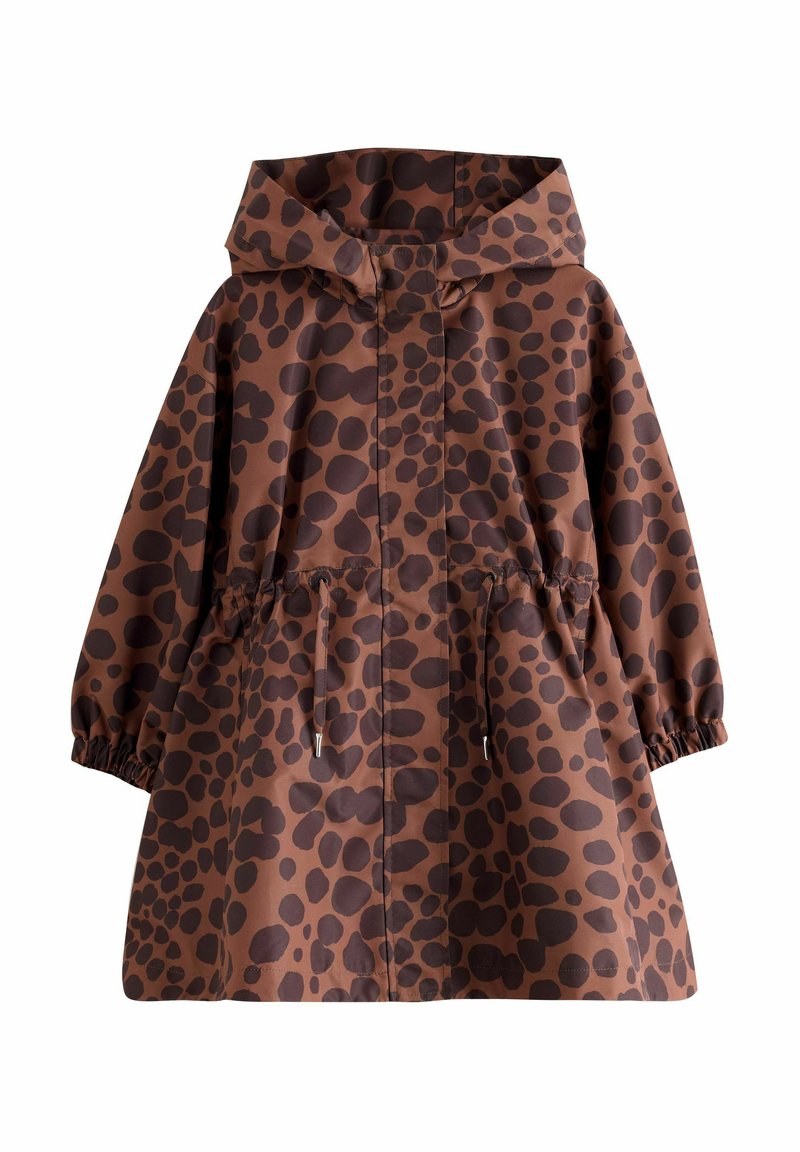 Brun regnfrakke med hætte, der har et mørkebrunt leopardmønster, elastiske manchetter og snoretræk i taljen for justerbar pasform.