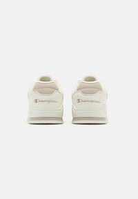 Champion POINT LOW TECH - Zapatillas de baloncesto - offwhite/taupe