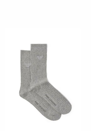 Paire de chaussettes grises côtelées avec le logo PME Legend et un emblème ailé sur la partie supérieure et la semelle, posées à plat sur fond blanc.