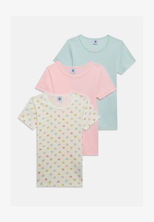 Trois t-shirts à manches courtes empilés, un vert menthe, un rose clair et un blanc avec des motifs de cœurs colorés.