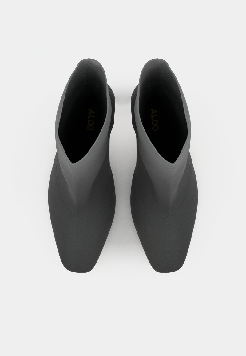 Schwarze Ankle Boots mit einem glatten, matten Finish, spitzer Zehenform und einem eleganten, minimalistischen Design. Mit eingeprägtem, goldfarbenem Innenbranding.