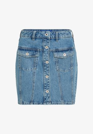 Gaiši zils džinsa svārku modelis ar pogu priekšā, divām krūšu kabatām un strukturētām šuvēm. Izgatavots no kokvilnas, tam ir nedaudz nolietota tekstūra.