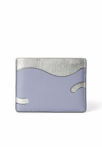 Portafoglio in pelle viola con un design a onde metalliche argento e una texture liscia. Include accenti curvi sul davanti.