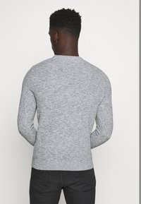 Grauer Strickpullover mit strukturiertem Muster und rundem Ausschnitt, mit gerippten Bündchen und Saum, Rückansicht.