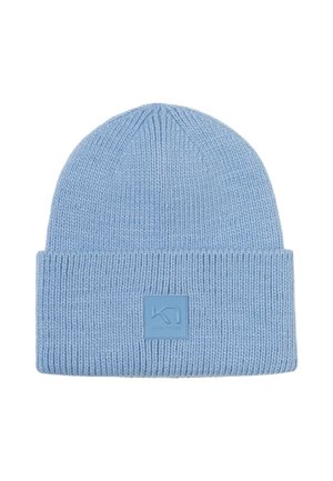 Lichtblauwe gebreide beanie met een ingevouwen rand en gestructureerde ribbels. Bevat een vierkante, reliëf patch met logo aan de voorkant.